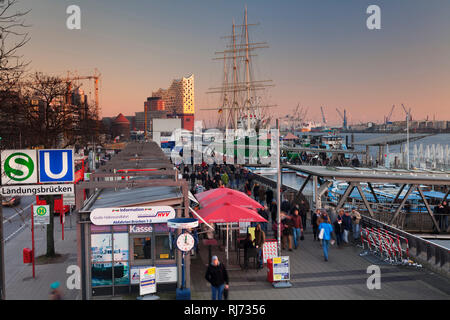 Blick von den Rickerms Museumsschiff zum Landungsbrücken Rickmer und der Elbphilharmonie bei Sonnenuntergang, Hamburg, Deutschland Banque D'Images