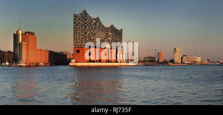 Blick über die zur Elbe HafenCity mit Elbphilharmonie, Tour Marco-Polo-und Unilever Zentrale, Hamburg, Deutschland Banque D'Images