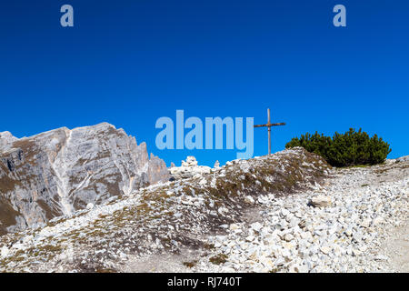 Sommet cross de Strudelkopf mountain, Dolomites, le Tyrol du Sud Banque D'Images