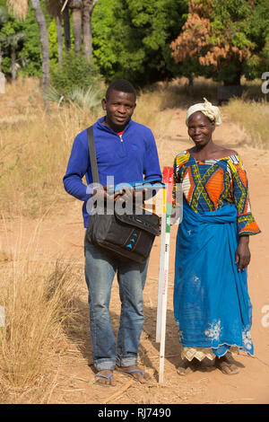 Village de Karfiguela, Banfora, région de Cascades, Burkina Faso, 6 décembre 2016; Lioutou Kone, (à gauche) et Mariam Sagnon, distributeurs de médicaments communautaires, en route entre les ménages. Banque D'Images