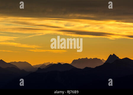 Deutschland, Bayern, Bayerische Alpen, Garmisch-Partenkirchen, Sonnenaufgang auf der Weilheimer Hütte mit Blick auf den Guffert im Cresta Banque D'Images