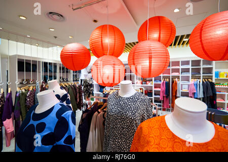 HONG KONG - le 26 janvier 2016 : l'intérieur de magasin Marimekko à éléments Shopping Mall. Marimekko est une entreprise finlandaise basée à Helsinki qui a fait im Banque D'Images