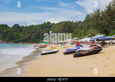 Jetskis Yamaha stationnée sur la plage de sable fin bordée de palmiers tropicaux à Surin Beach, plage de la côte ouest de Phuket, Thaïlande Banque D'Images