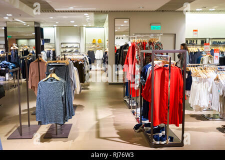 HONG KONG - le 27 janvier 2016 : l'intérieur du magasin Zara éléments au centre commercial. Éléments est un grand centre commercial situé sur 1 Austin Road West, Tsim Sh Banque D'Images