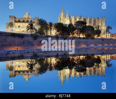 La Seu Kathedrale und Königspalast Palau d'Almudaina am Meerespark Parc de la Mar, Palma de Mallorca, Majorque, Baléares, Espagne Banque D'Images