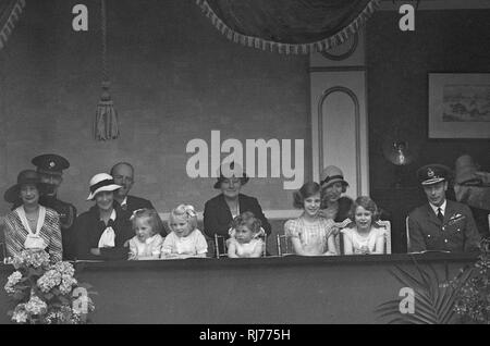 Le duc d'York avec ses filles à la Royal tournoi. Banque D'Images