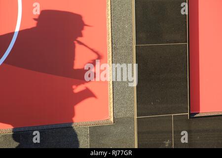 Ombre rouge de Saxophoniste de la rue d'Édimbourg Banque D'Images