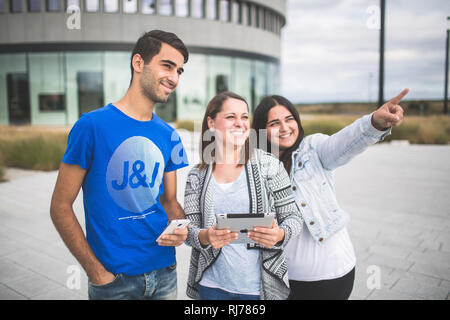 Jugendliche und mit Drei Tablette Smartphone unterwegs Banque D'Images
