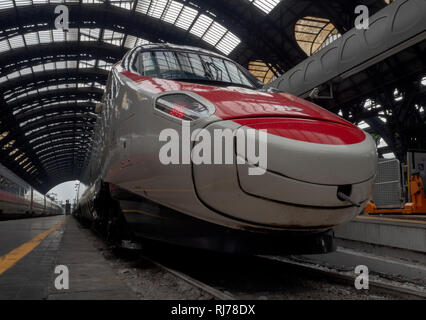 Trenitalia Frecciargento ETR 600 haut-débit train inter-ville à la gare centrale de Milan, Millan, Lombardie, Italie. Banque D'Images