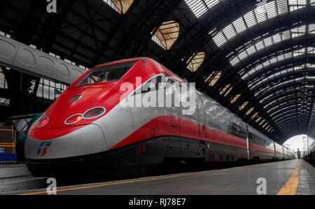 Freccia Rossa Rte 500 trains à grande vitesse Eurostar à la gare centrale de Milan, Milan, Lombardie, Italie. Banque D'Images