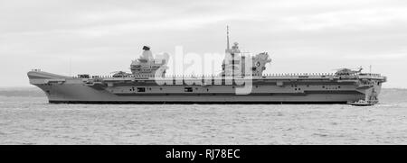 Royal Navy porte-avions HMS Queen Elizabeth quitter Portsmouth sur la route vers les États-Unis, Portsmouth, Hampshire, England, UK Banque D'Images