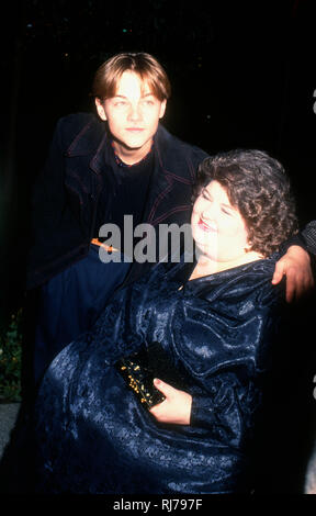 LOS ANGELES, CA - 12 DÉCEMBRE : l'acteur Leonardo DiCaprio et actrice Darlene Cates assister à Paramount Pictures' 'What's Eating Gilbert Grape" Los Angeles Premiere le 12 décembre 1993 au Paramount Theatre de Los Angeles, Californie. Photo de Barry King/Alamy Stock Photo Banque D'Images