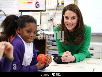 La duchesse de Cambridge parle aux élèves lors d'une visite à l'école primaire de lavande à Enfield, au nord de Londres, à l'appui de Place2Be est la Semaine de la santé mentale des enfants 2019. Banque D'Images