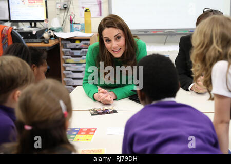 La duchesse de Cambridge, qui a apporté une photo de sa famille à partager avec la classe, parle aux élèves au cours d'une visite à l'école primaire de lavande à Enfield, au nord de Londres, à l'appui de Place2Be est la Semaine de la santé mentale des enfants 2019. Banque D'Images