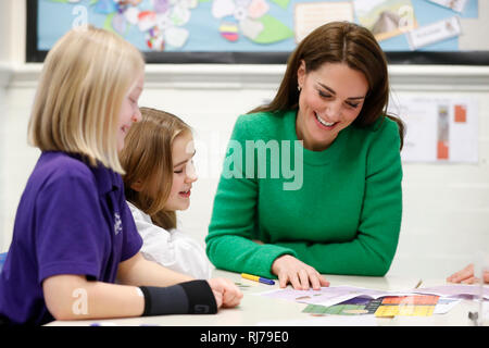 La duchesse de Cambridge parle aux élèves lors d'une visite à l'école primaire de lavande à Enfield, au nord de Londres, à l'appui de Place2Be est la Semaine de la santé mentale des enfants 2019. Banque D'Images