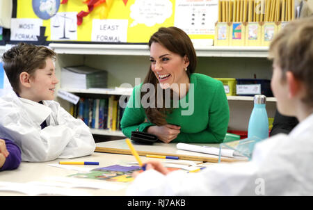 La duchesse de Cambridge parle aux élèves lors d'une visite à l'école primaire de lavande à Enfield, au nord de Londres, à l'appui de Place2Be est la Semaine de la santé mentale des enfants 2019. Banque D'Images