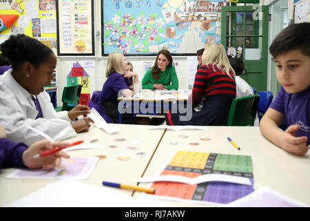 La duchesse de Cambridge parle aux élèves lors d'une visite à l'école primaire de lavande à Enfield, au nord de Londres, à l'appui de Place2Be est la Semaine de la santé mentale des enfants 2019. Banque D'Images