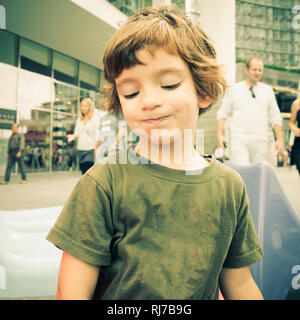 Pull vert avec l'enfant dans le centre de Milan à l'automne Banque D'Images