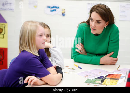 La duchesse de Cambridge parle aux élèves lors d'une visite à l'école primaire de lavande à Enfield, au nord de Londres, à l'appui de Place2Be est la Semaine de la santé mentale des enfants 2019. Banque D'Images