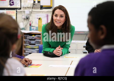 La duchesse de Cambridge parle aux élèves lors d'une visite à l'école primaire de lavande à Enfield, au nord de Londres, à l'appui de Place2Be est la Semaine de la santé mentale des enfants 2019. Banque D'Images