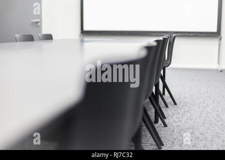 Meetingraum Tisch mit Stühlen, und Leinwand, Banque D'Images