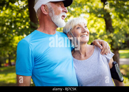 Happy senior des gens courir pour rester helathy et perdre du poids Banque D'Images