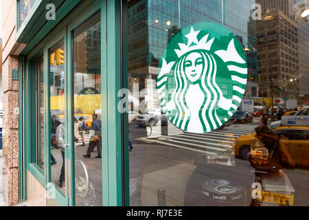 NEW YORK - CIRCA MARS 2016 : Logo de Starbucks Café. Starbucks Corporation est une société mondiale de café américain et la chaîne coffeehouse basée à Seattle Banque D'Images