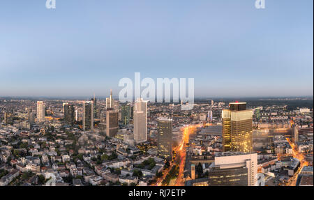 Francfort, Hesse, Allemagne, Panorama der Frankfurter Skyline mit Innenstadt und dem Bankenviertel dans der Abenddämmerung. Banque D'Images