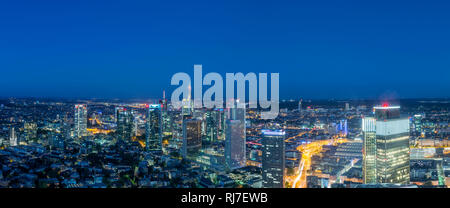 Francfort, Hesse, Allemagne, Panorama der Frankfurter Skyline mit Innenstadt und dem Bankenviertel dans der Abenddämmerung. Banque D'Images