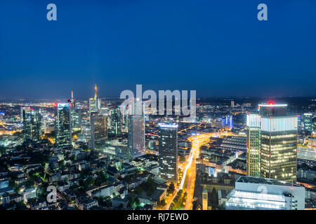 Francfort, Hesse, Allemagne, Frankfurter Skyline Innenstadt und mit dem Bankenviertel dans der Abenddämmerung. Banque D'Images