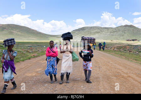 Frauen und Männer auf dem Weg zum Sani Pass Banque D'Images