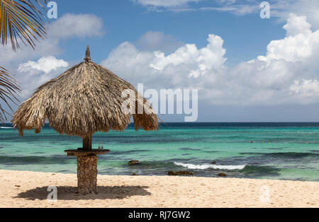Parasol en chaume sur Manchebo Beach, Aruba, Antilles néerlandaises Banque D'Images