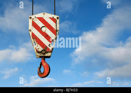 Close up detail d'une grue lourds bloc de charge against a blue sky Banque D'Images