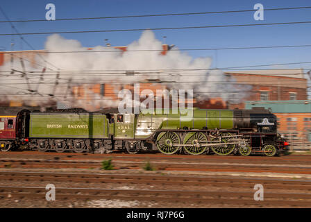 Machine à vapeur Tornado à grande vitesse. Warrington Bank Quay. Motion Blur. LNER Classe A1 au poivre 60163 Tornado Banque D'Images