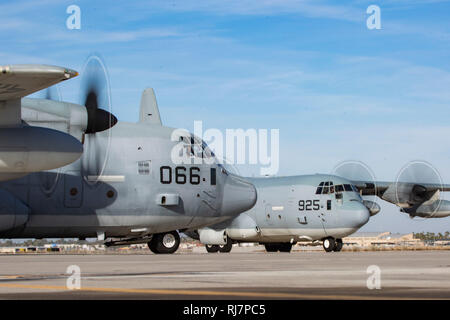 KC-130J Super Hercules avec ravitaillement aérienne et maritime de l'Escadron de transport 152 décoller pendant l'exercice à l'Horizon 19 Yuma Marine Corps Air Station Yuma, Arizona, le 18 janvier 2019. Yuma exercice Horizon est une formation au niveau de l'escadron de l'exercice avec un accent sur l'éducation dans une gamme d'exigences de mission visant à maintenir la capacité de l'escadron dans un environnement d'exploitation. (U.S. Marine Corps photo par Lance Cpl. Seth Rosenberg) Banque D'Images