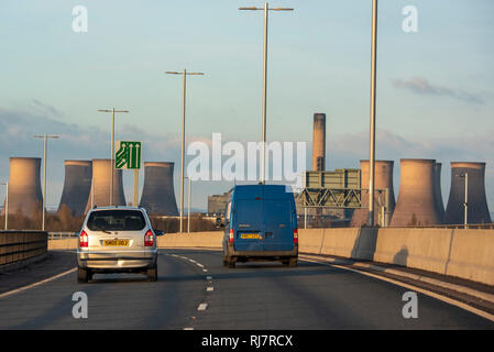 Fiddlers Ferry power station vue depuis une voiture sur le pont de passerelle. Banque D'Images