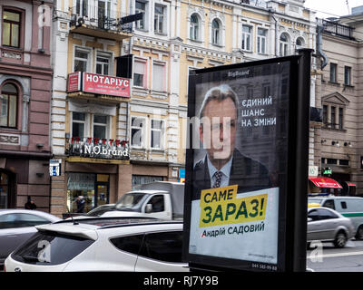 Kiev, Ukraine. Le 04 février, 2019. En Ukraine, la campagne présidentielle a commencé, des dizaines de candidats ont annoncé leur intention de se présenter aux élections. La photo prise dans le Kiev décrit le chef du parti politique 'amopomich» (Self Help) Andriy Sadovy. En tant que maire d'une des plus grandes villes dans le pays de Lviv, il est connu pour son échec des politiques dans la lutte contre les ordures ménagères. Crédit : Igor Golovnov/Alamy Live News Banque D'Images