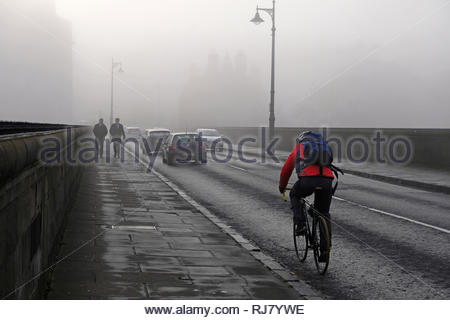 Edinburgh, Royaume-Uni. 5 février 2019. Temps de brouillard affectant le trafic et les piétons sur le pont, dans le centre d'Édimbourg, ce matin. Credit : Craig Brown/Alamy Live News Banque D'Images