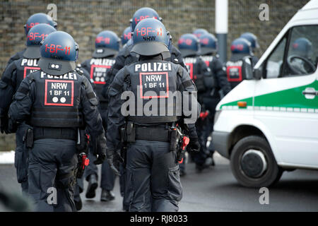 Bochum, Allemagne. Le 04 février, 2019. Les agents de police de l'OFEN, détail, l'équipement, uniforme, NRW Ministre de l'intérieur Herbert Reul met la nouvelle preuve sécurisation et unité d'arrestation de BFE du Land en service, 05.02.2019 à Bochum. Utilisation dans le monde entier | Credit : dpa/Alamy Live News Banque D'Images