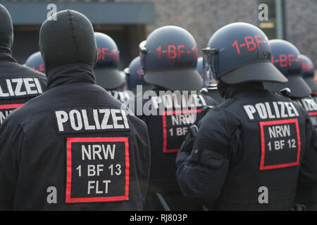 Bochum, Allemagne. Le 04 février, 2019. Les agents de police de l'OFEN, détail, l'équipement, uniformes, casques, Ministre de l'intérieur NRW Herbert Reul met la nouvelle unité d'arrestation et de la garde de l'état de BFE NRW en service, 05.02.2019 à Bochum. Utilisation dans le monde entier | Credit : dpa/Alamy Live News Banque D'Images