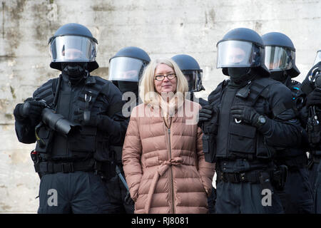 Bochum, Allemagne. Le 04 février, 2019. Kerstin WITTMEIER, chef de la police de Bochum, en conversation avec les agents de police de l'OFS, NRW Le ministre de l'intérieur, Herbert Reul met la nouvelle preuve de l'unité de conservation et de l'arrestation de BFE du Land en service, 05.02.2019 à Bochum. Utilisation dans le monde entier | Credit : dpa/Alamy Live News Banque D'Images