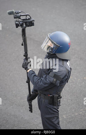 Bochum, Allemagne. Le 04 février, 2019. Un agent de police est de filmer avec une caméra vidéo, d'en-tête le ministre de l'intérieur, Herbert Reul met la nouvelle preuve de l'unité de capture et de l'arrestation de l'état de BFE NRW en service, 05.02.2019 à Bochum. Utilisation dans le monde entier | Credit : dpa/Alamy Live News Banque D'Images