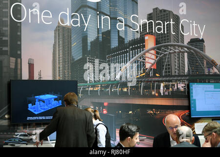 Essen, Allemagne. 05 févr., 2019. Les visiteurs à son stand à la foire "E-world energy & water'. Du 5 au 7 février, le secteur de l'énergie se réunira à l'Europe du secteur de l'énergie, des expositions Messe Essen. Credit : Ina Fassbender/dpa/Alamy Live News Banque D'Images