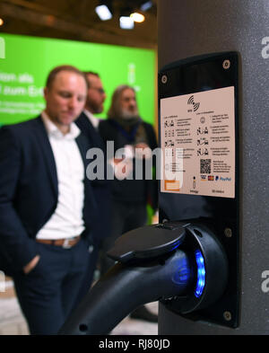 Essen, Allemagne. 05 févr., 2019. Un visiteur passe une lampe de rue du Pôle 'Smart' à l'usine innogy stand lors de la foire "E-world energy & water'. Du 5 au 7 février, le secteur de l'énergie se réunira à l'Europe du secteur de l'énergie, des expositions Messe Essen. Credit : Ina Fassbender/dpa/Alamy Live News Banque D'Images