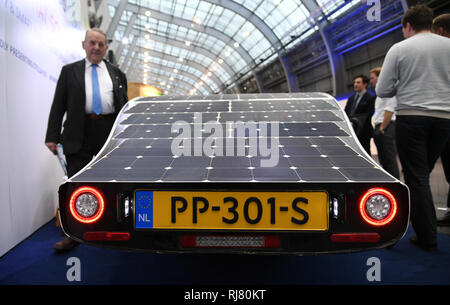 Essen, Allemagne. 05 févr., 2019. Un visiteur se trouve à côté de la voiture solaire Stella Vie à la foire "E-world energy & water'. Du 5 au 7 février, le secteur de l'énergie se réunira à l'Europe du secteur de l'énergie, des expositions Messe Essen. Credit : Ina Fassbender/dpa/Alamy Live News Banque D'Images