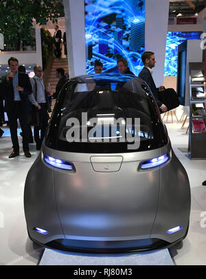 Essen, Allemagne. 05 févr., 2019. Les visiteurs se tiennent près de la voiture électrique suédois unis l'un sur le stand de fournisseur d'énergie E.ON à l 'E-world energy & water' des expositions. Du 5 au 7 février, le secteur de l'énergie se réunira à l'Europe du secteur de l'énergie, des expositions Messe Essen. Credit : Ina Fassbender/dpa/Alamy Live News Banque D'Images