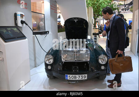 Essen, Allemagne. 05 févr., 2019. Un visiteur s'occupe d'un MG avec entraînement électrique sur le stand de fournisseur d'énergie E.ON dans le cadre du salon "E-world energy & water'. Du 5 au 7 février, le secteur de l'énergie se réunira à l'Europe du secteur de l'énergie, des expositions Messe Essen. Credit : Ina Fassbender/dpa/Alamy Live News Banque D'Images