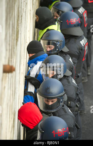 Bochum, Allemagne. Le 04 février, 2019. Les agents de police de l'OFEN, détail, l'équipement, uniformes, casques, Ministre de l'intérieur NRW Herbert Reul met la nouvelle unité d'arrestation et de la garde de l'état de BFE NRW en service, 05.02.2019 à Bochum. Utilisation dans le monde entier | Credit : dpa/Alamy Live News Banque D'Images