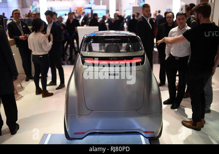 Essen, Allemagne. 05 févr., 2019. Les visiteurs se tiennent près de la voiture électrique suédois unis l'un sur le stand de fournisseur d'énergie E.ON à l 'E-world energy & water' des expositions. Du 5 au 7 février, le secteur de l'énergie se réunira à l'Europe du secteur de l'énergie, des expositions Messe Essen. Credit : Ina Fassbender/dpa/Alamy Live News Banque D'Images