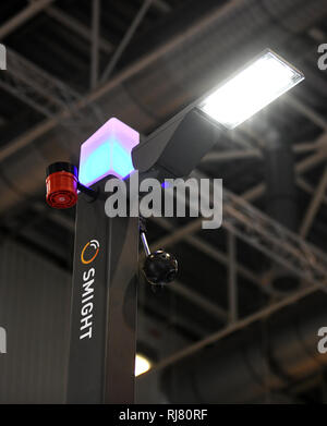 Essen, Allemagne. 05 févr., 2019. Le réverbère SM !GHT est sur le stand de fournisseur d'énergie EnBW à la foire "E-world energy & water'. Du 5 au 7 février, le secteur de l'énergie se réunira à l'Europe du secteur de l'énergie, des expositions Messe Essen. Credit : Ina Fassbender/dpa/Alamy Live News Banque D'Images